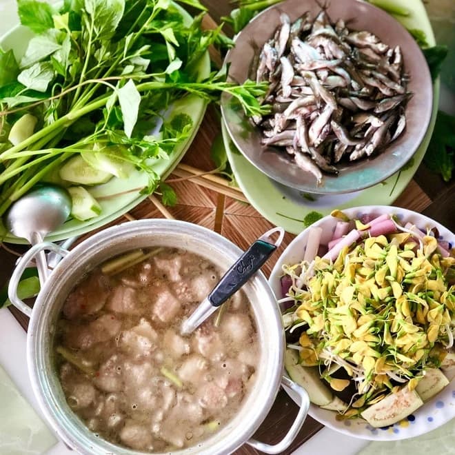 Lẩu cá linh bông điên điển là món đặc sản miền Tây mùa nước nổi