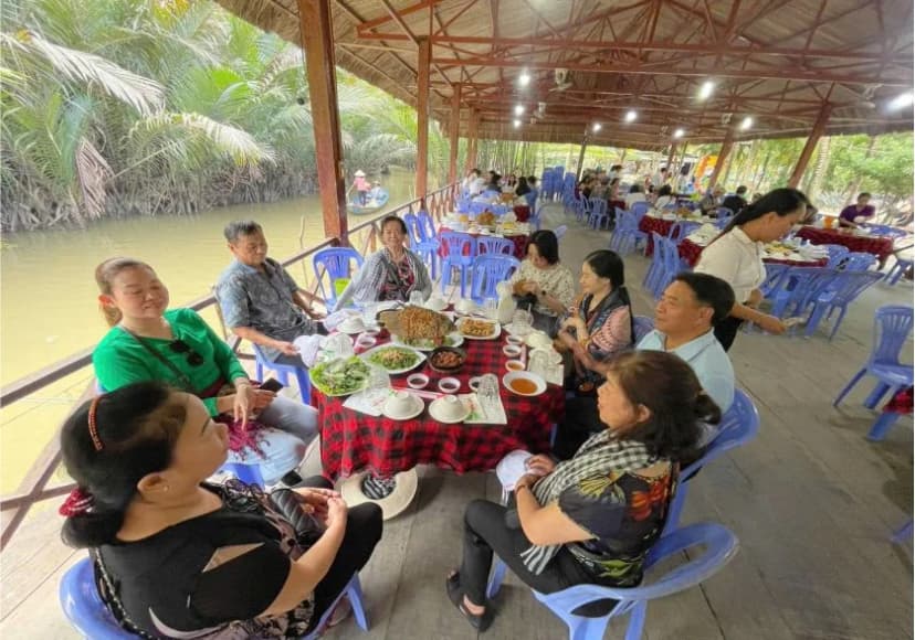Thưởng thức bữa trưa và nhịp sống địa phương