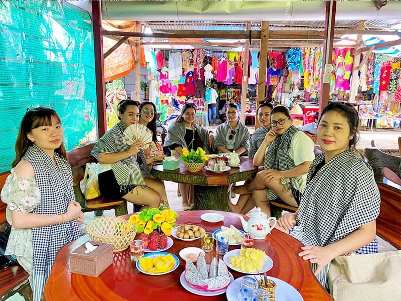 Thưởng thức trái cây và nghe đờn ca tài tử