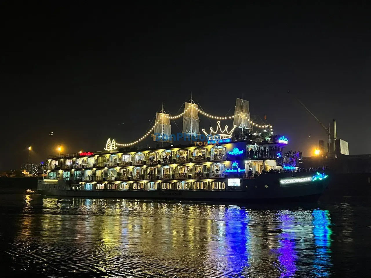 Ăn tối trên du thuyền Đông Dương Indochine cruise