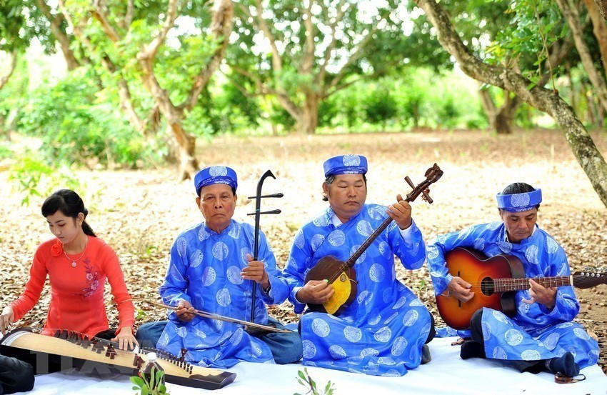 trang-phuc-bieu-dien-don-ca-tai-tu-nam-bo